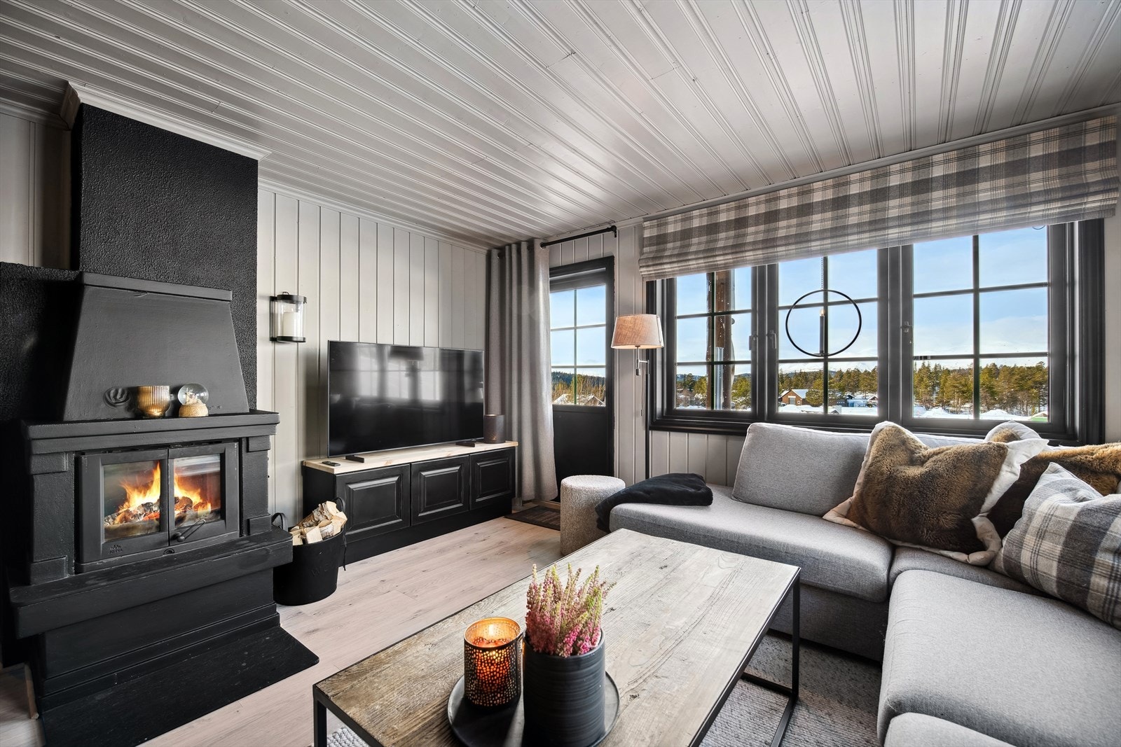 Stuen kan også skilte med en effektiv vedovn som skaper en varm, koselig og lun atmosfære - perfekt for rolige kvelder eller å samle familie og venner rundt flammene. Galleribilde