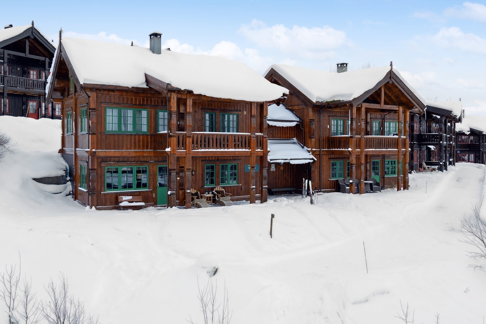 Velkommen til høyfjellsdrømmen. En flott leilighet beliggende utsikt, uvurderlig kveldssol, tur stier på utsiden av døren og ski in/ut til både alpin og langrenn. Galleribilde