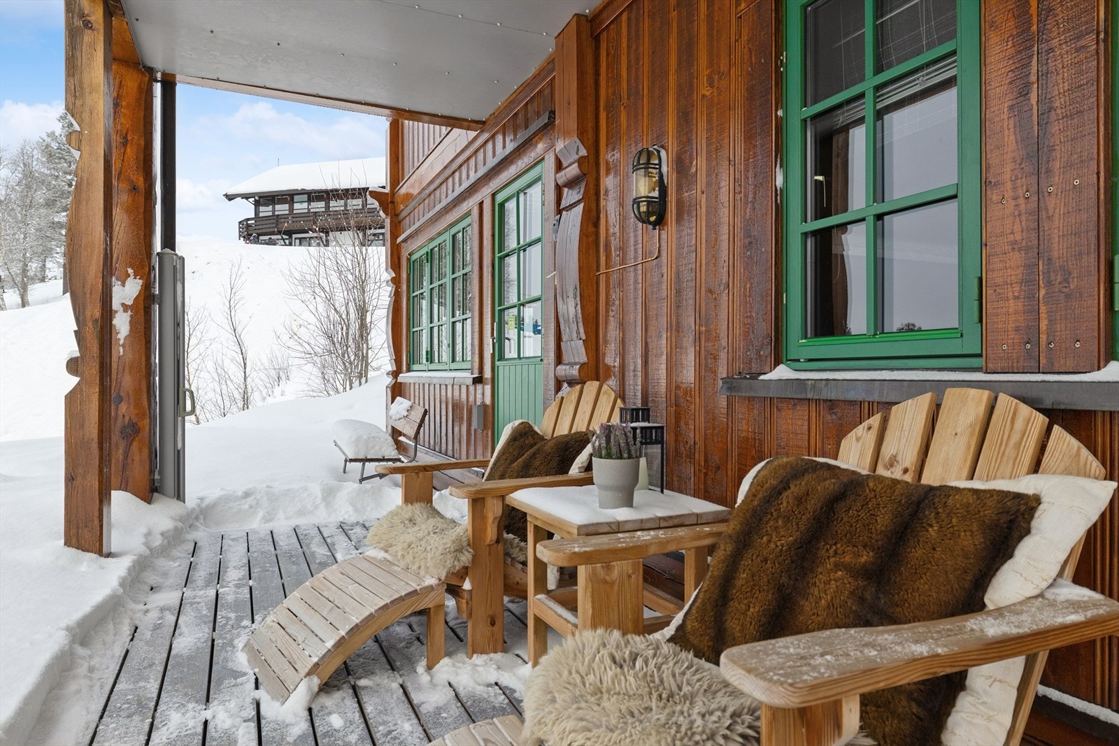 Perfket uteplass for kos. Etter lek i snøen smaker varm kakao og nystekte pølser ekstra godt - ekte hyttestemning på sitt beste. Galleribilde