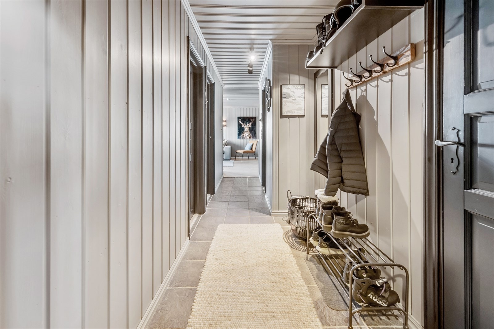 En entré som ønsker deg velkommen - her er det plass til å henge fra seg yttertøyet og gå rett inn i hyttens varme og hygge. Galleribilde