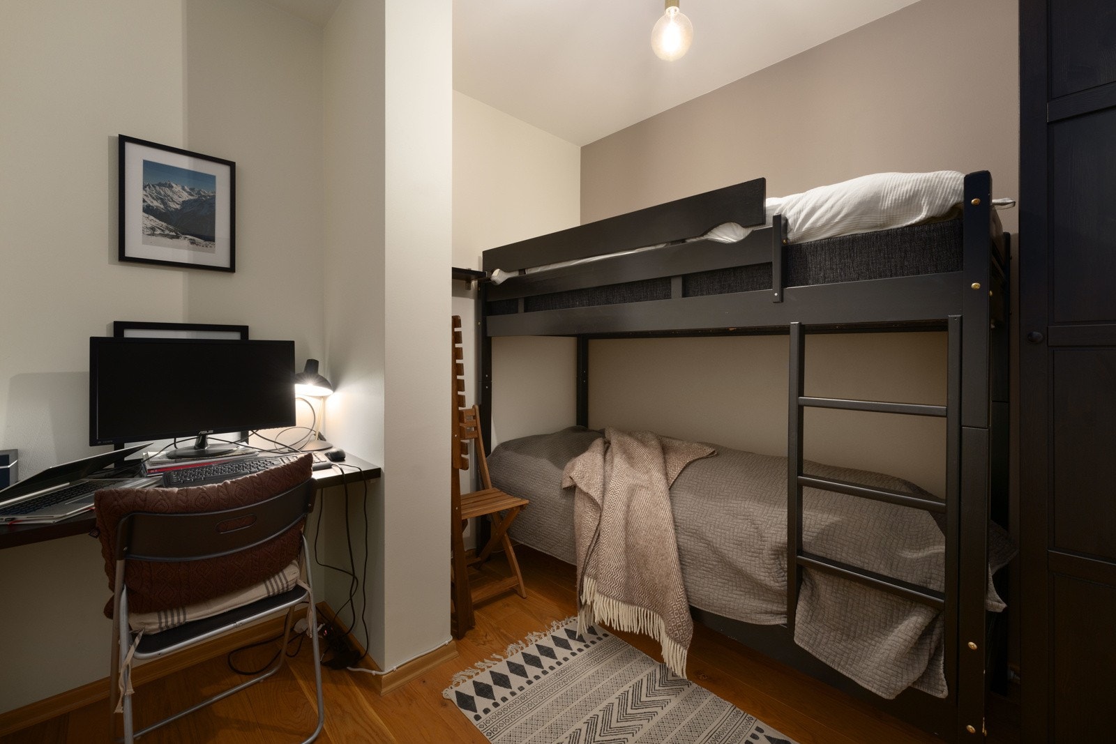 Praktisk soverom med køyeseng og kontorplass Galleribilde