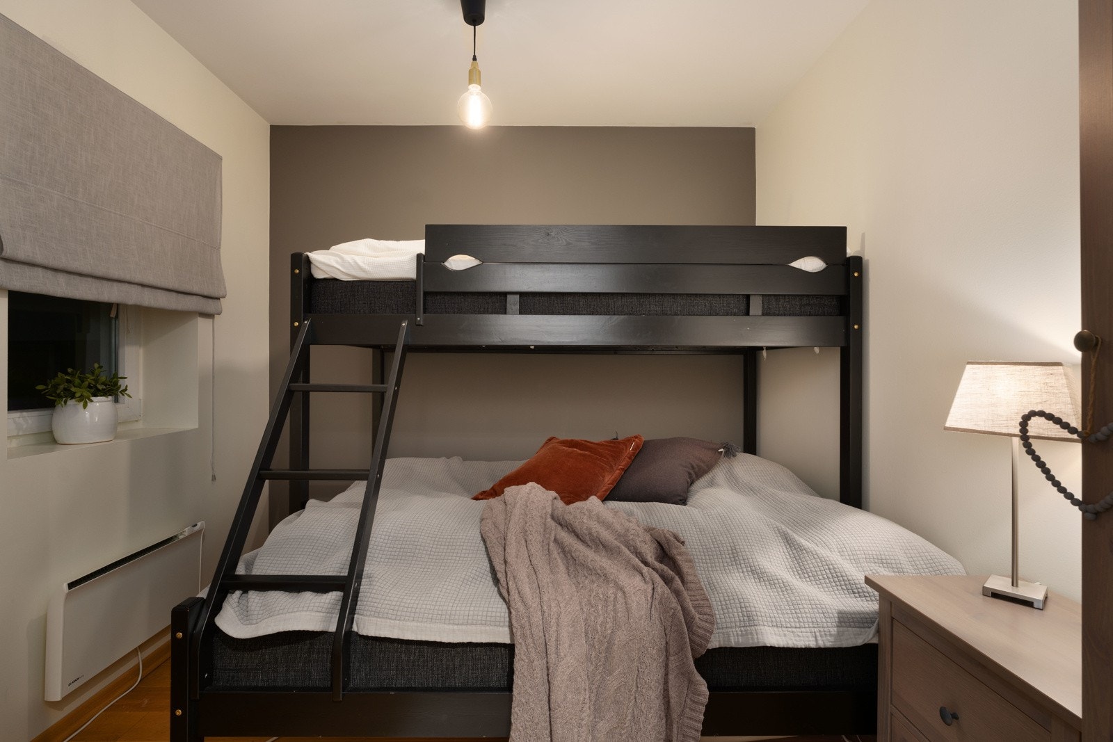 Praktisk soverom med familiekøye Galleribilde