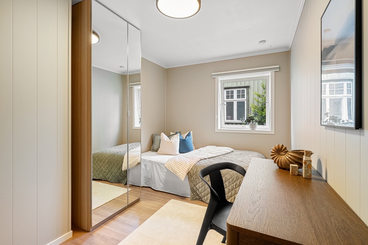 Dette er Solen. Soverommene er av god størrelse med plass til det man trenger. Nye garderobeskap med speilfronter, panelovn og solskjerming medfølger. Seng kan også medfølge. Galleribilde