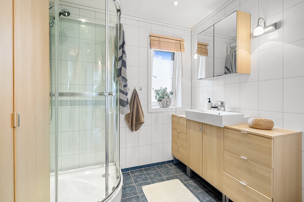 Lyst og moderne baderom med høy standard. Flis, varme i gulv, praktisk dusjkabinett. Vaskemaskin og tørketrommel medfølger. Galleribilde