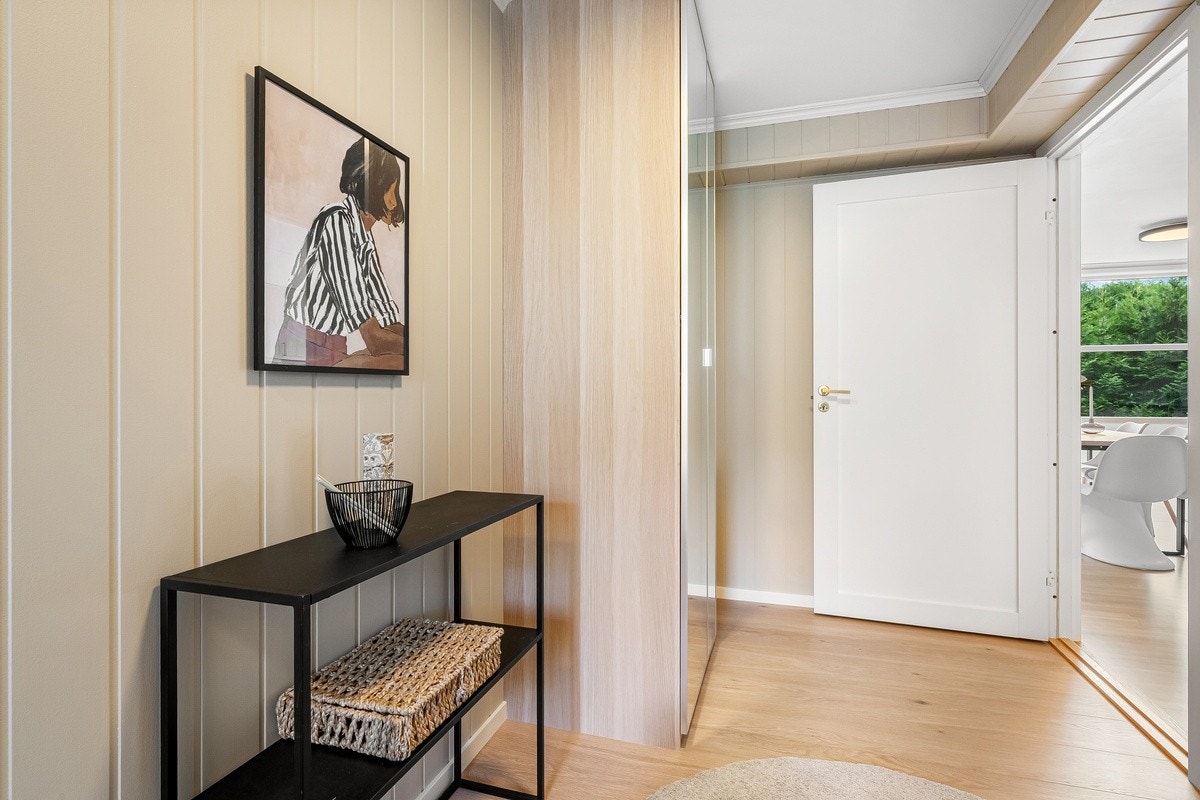 Dette er Saturn. Soverommene er av god størrelse med plass til det man trenger. Nye garderobeskap med speilfronter, panelovn og solskjerming medfølger. Seng kan også medfølge. Galleribilde