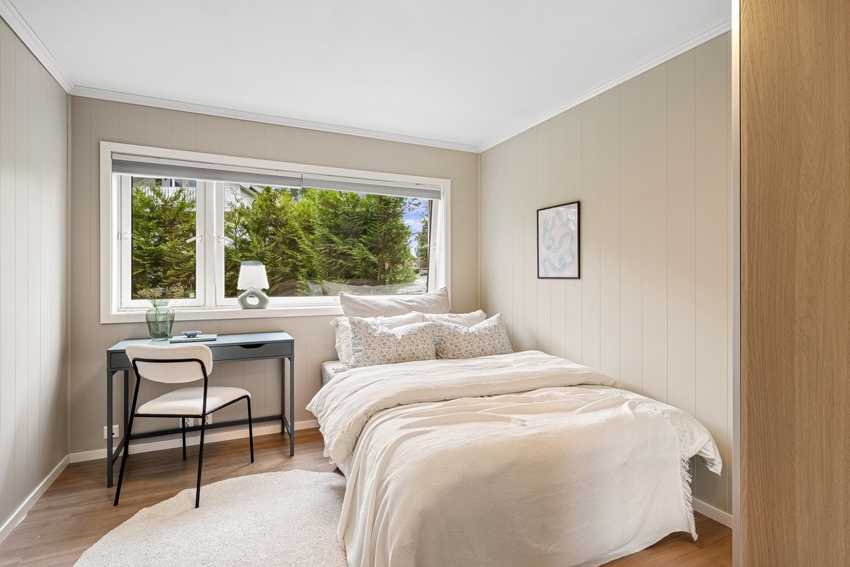 Dette er Merkur. Soverommene er av god størrelse med plass til det man trenger. Nye garderobeskap med speilfronter, panelovn og solskjerming medfølger. Seng kan også medfølge. Galleribilde