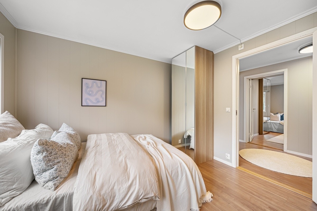 Dette er Merkur. Soverommene er av god størrelse med plass til det man trenger. Nye garderobeskap med speilfronter, panelovn og solskjerming medfølger. Seng kan også medfølge. Galleribilde