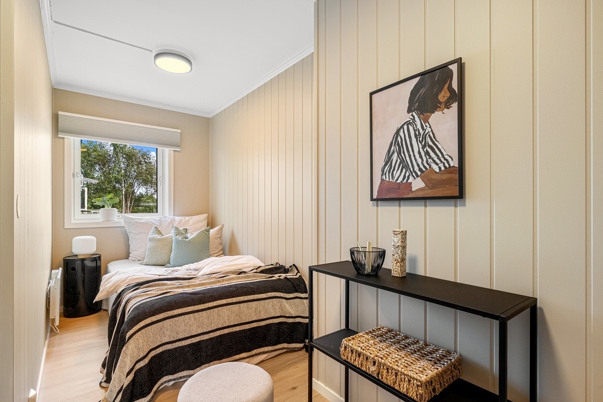 Dette er Saturn. Soverommene er av god størrelse med plass til det man trenger. Nye garderobeskap med speilfronter, panelovn og solskjerming medfølger. Seng kan også medfølge. Galleribilde