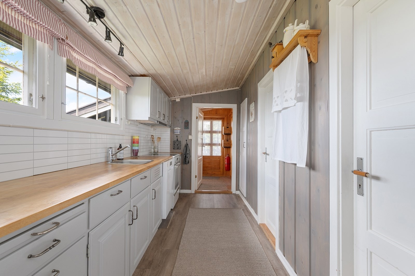 Kjøkkeninnredningen har malte fronter med lett profilering. God benkeplass. Galleribilde