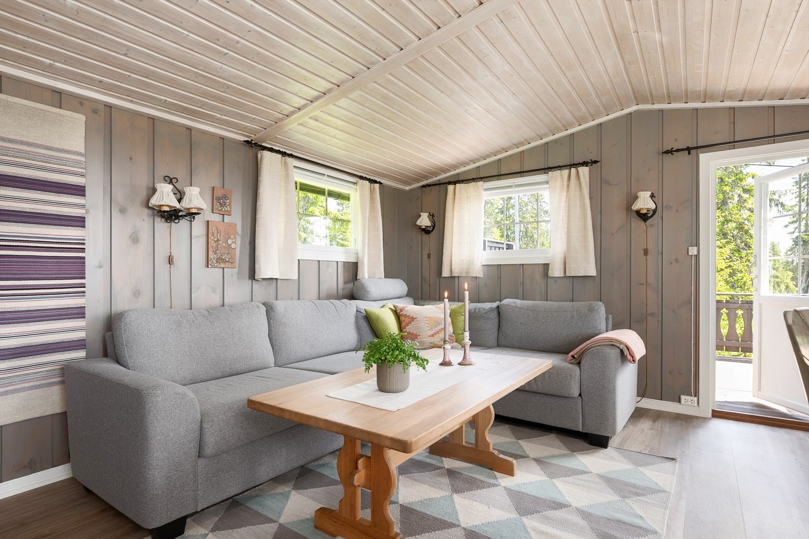 Fra stua er det dør ut til terrasse med morgen-og formiddagssol. Galleribilde