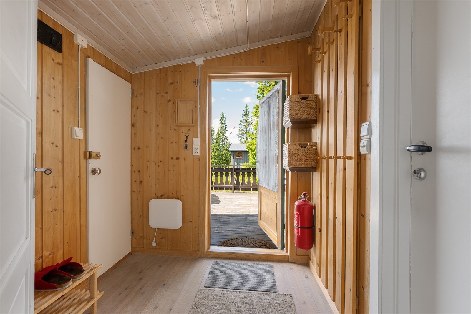 I gangen er det et plass til å henge fra seg yttertøy og utstyr. Adkomst til badet og en bod for oppbevaring. Galleribilde