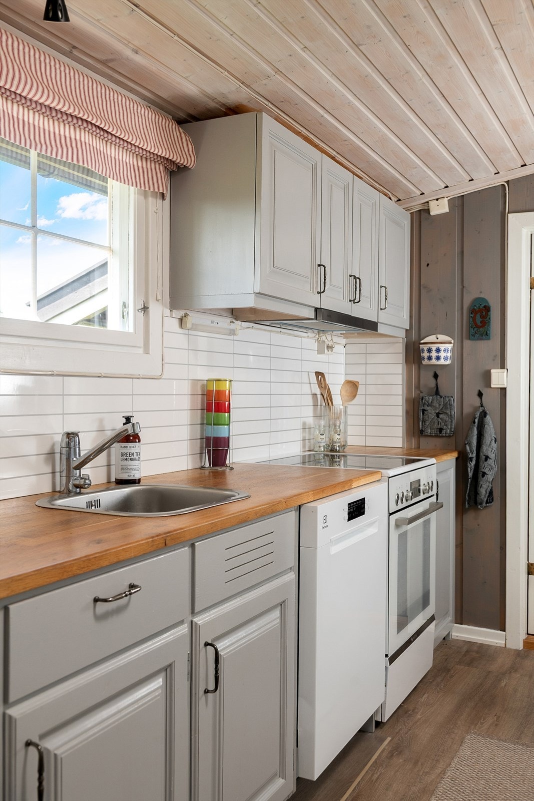 Kjøkkeninnredningen har skap og skuffer for oppbevaring. Galleribilde