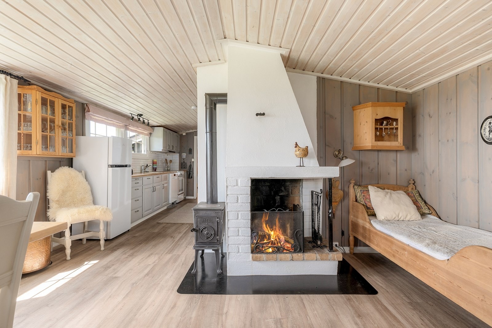 Hytta har et sosialt oppholdsrom med en realtivt åpen løsning mellom stue og kjøkken. Galleribilde