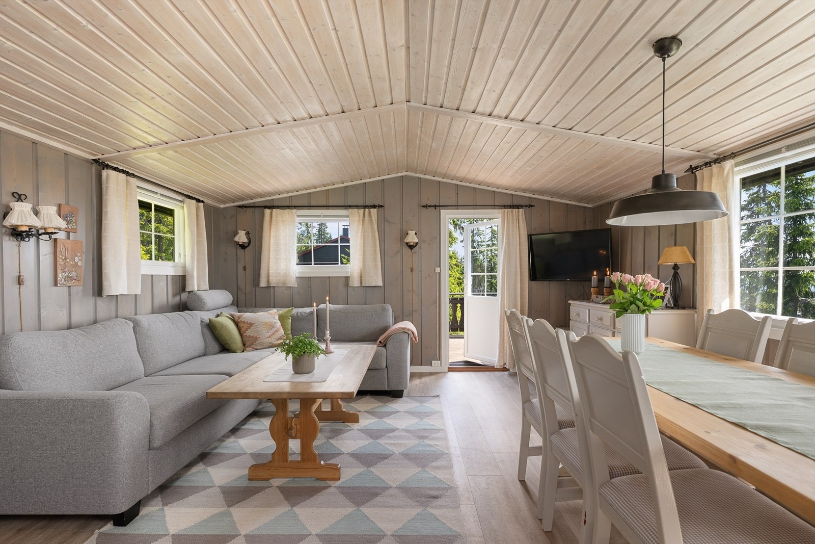 Det er en gjennomført og helhetlig bruk av farger i hytta med delikate og tidløse gråtoner. Galleribilde