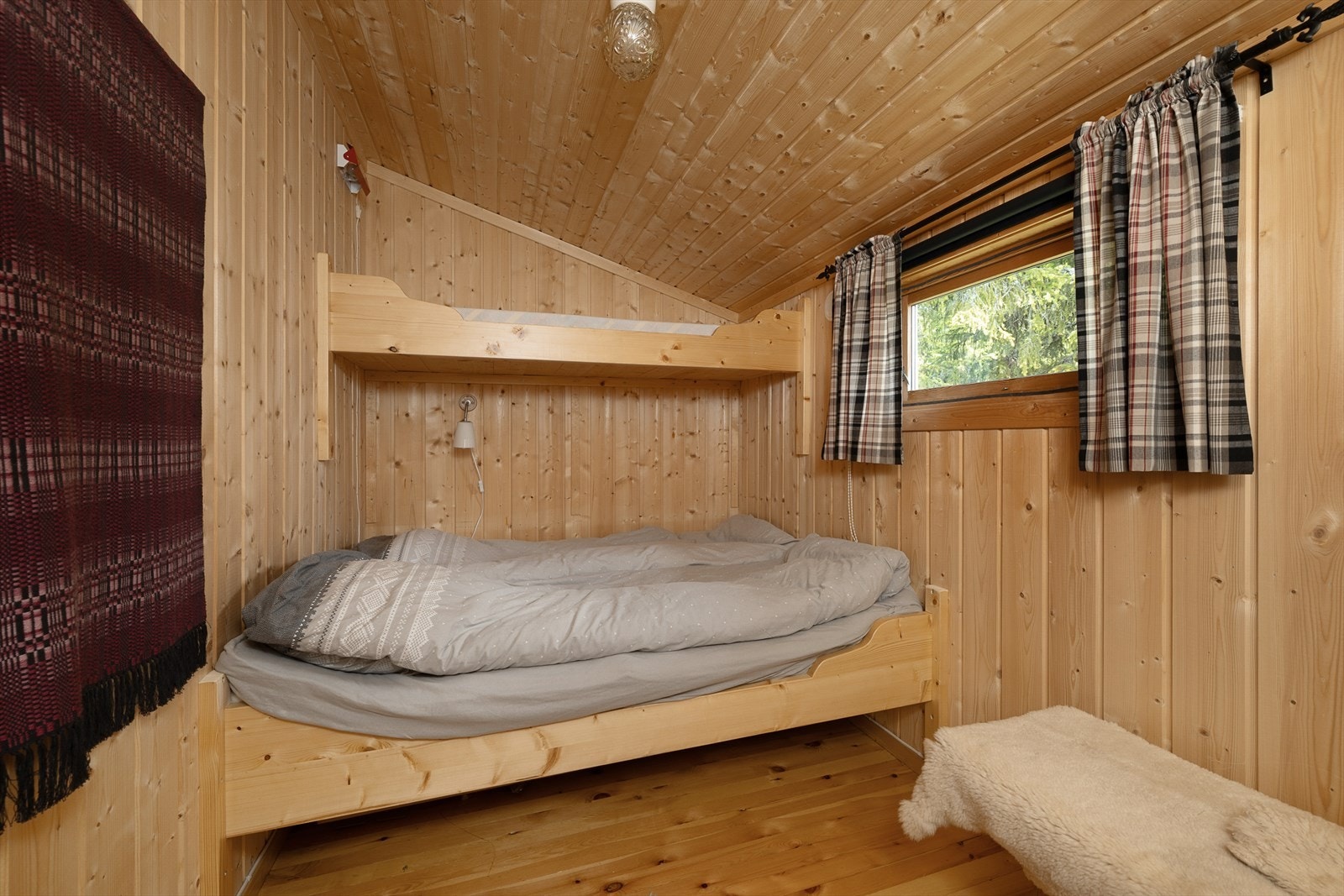 Rom i uthuset er innredet med gjestesenger. Dette er ikke omsøkt. Galleribilde