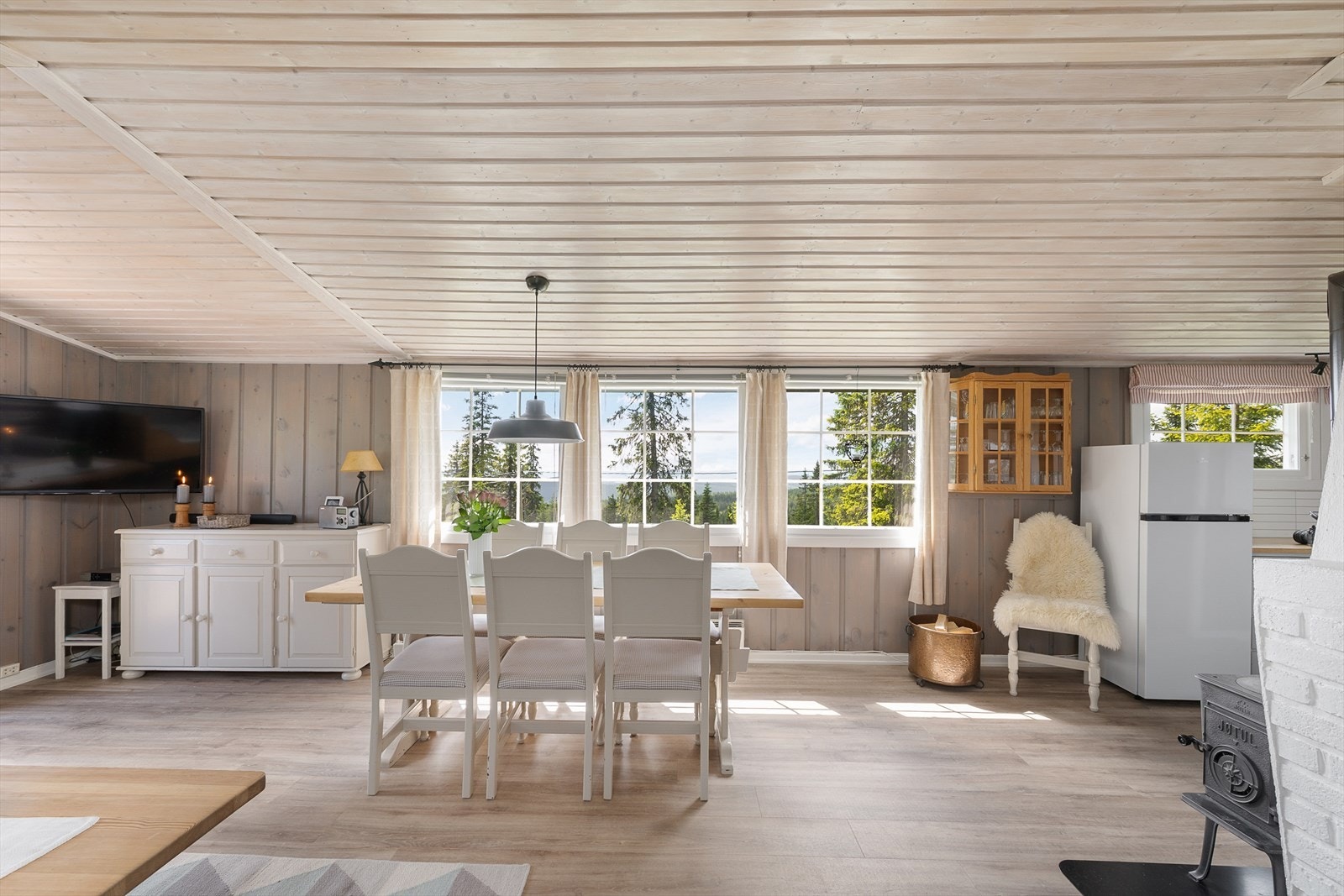 Det kommer rikelig med naturlig lys inn i rommet gjennom forholdsvis store vindusflater. Galleribilde