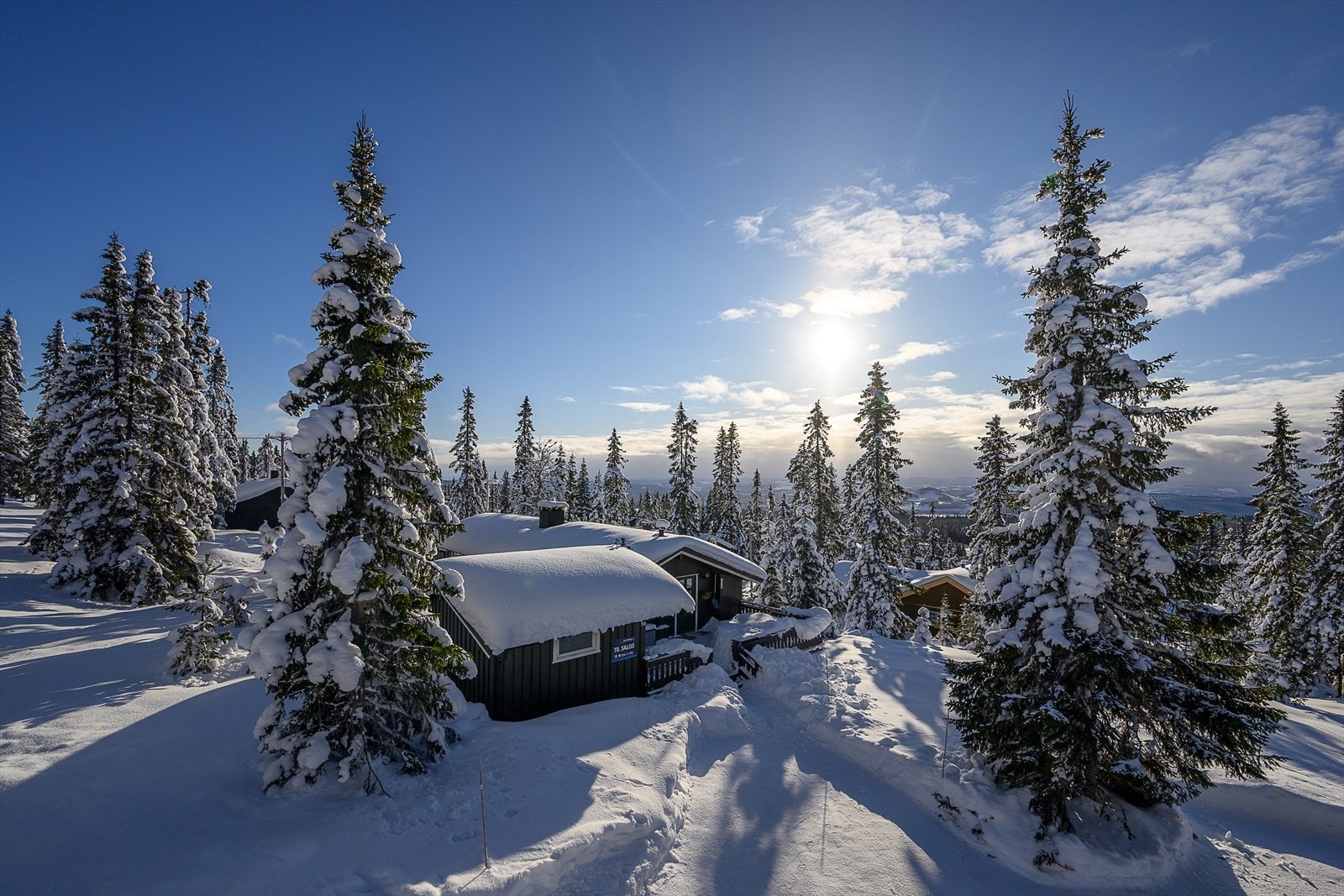 Lett skrånende terreng rundt hytta. Det er helårsvei fram til hytta og innlagt offentlig vann og avløp. Galleribilde