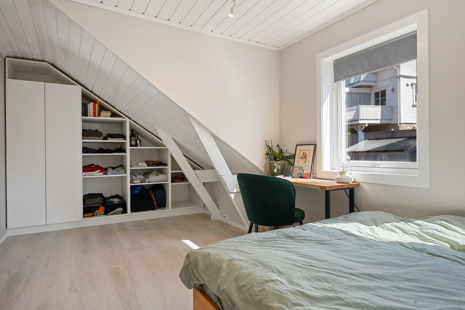 Her kan arealet under skråveggen benyttes til innbygd garderobe Galleribilde