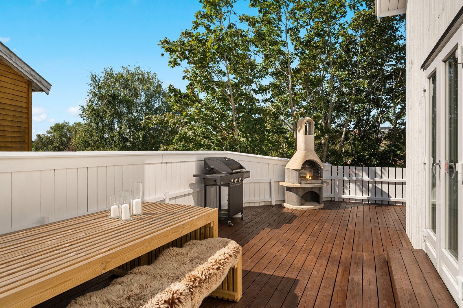 Stor og luftig uteplass på to sider av eiendommen Galleribilde