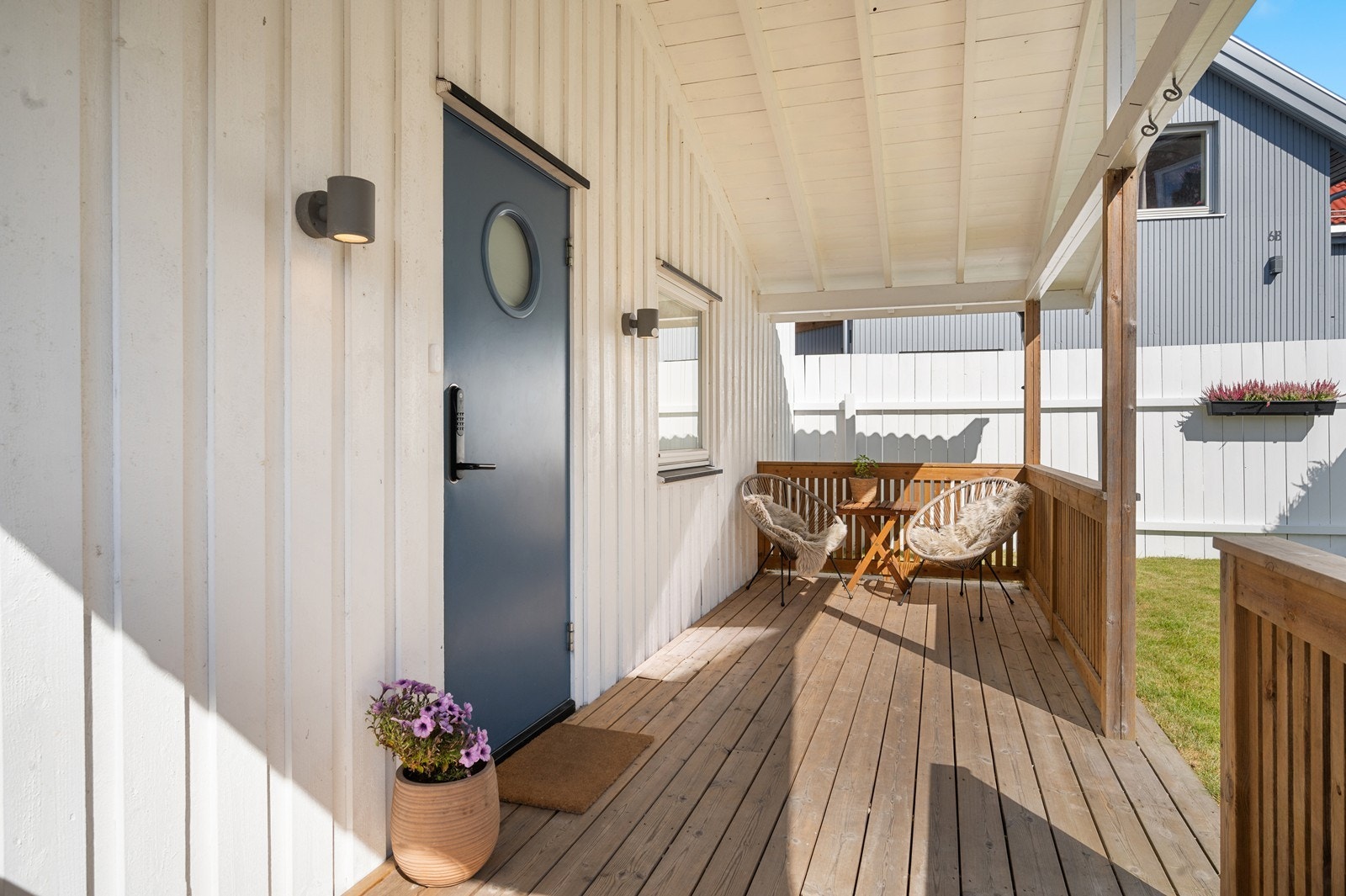 Overbygget og koselig uteplass ved inngangspartiet Galleribilde