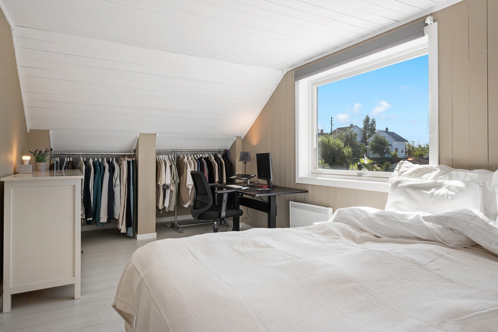 Det er 3 soverom i 2. etasje. Dette har knevegg med plass til garderobestang Galleribilde