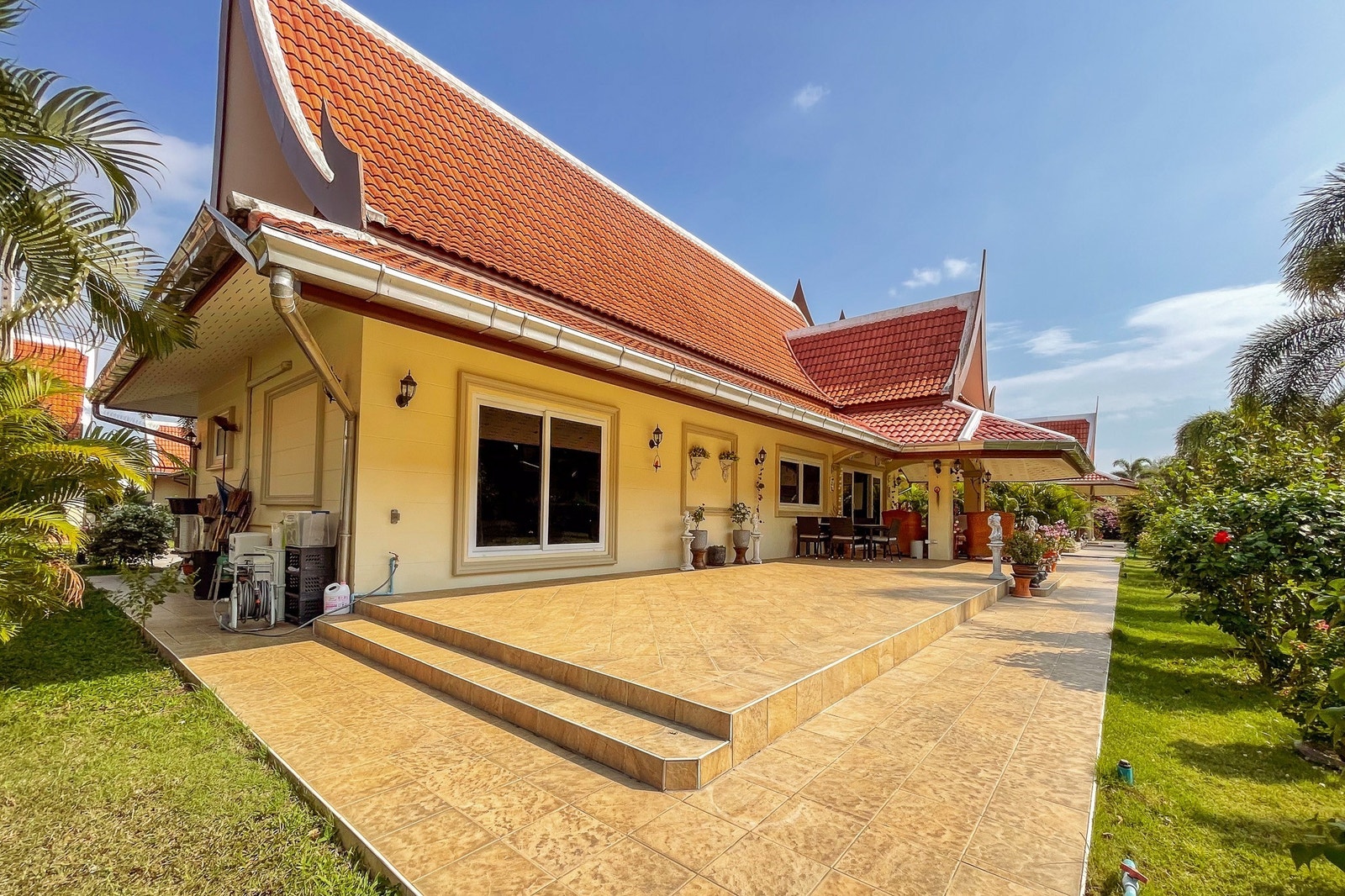 Villa sett fra hagen Galleribilde