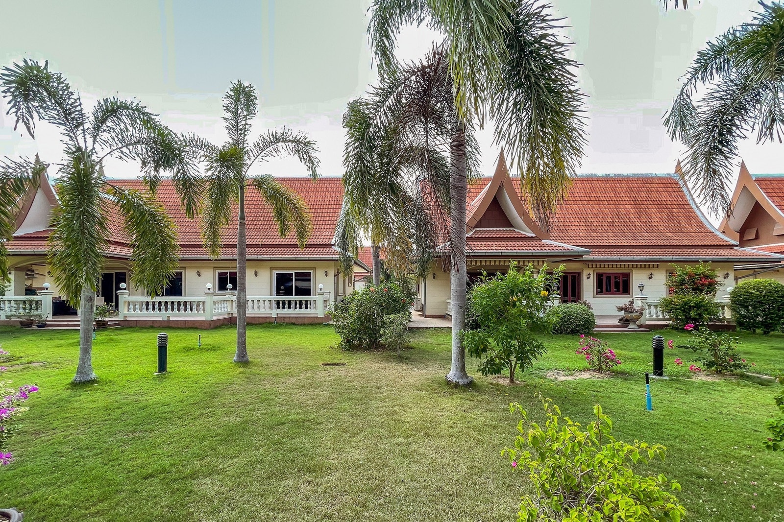 Villa sett fra hagen Galleribilde