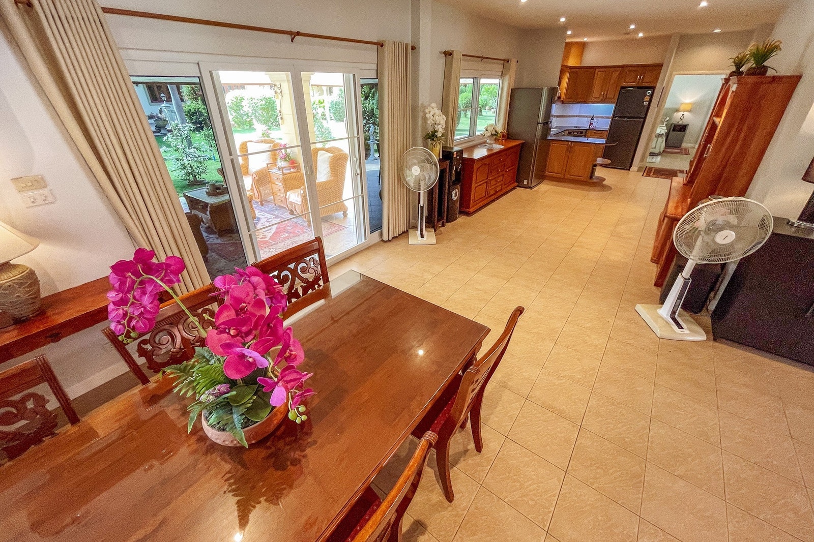 Spisebord ved kjøkken Galleribilde