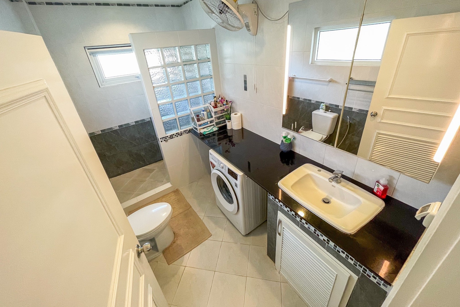 Hoved bad/wc tilhørende hoved soverom Galleribilde