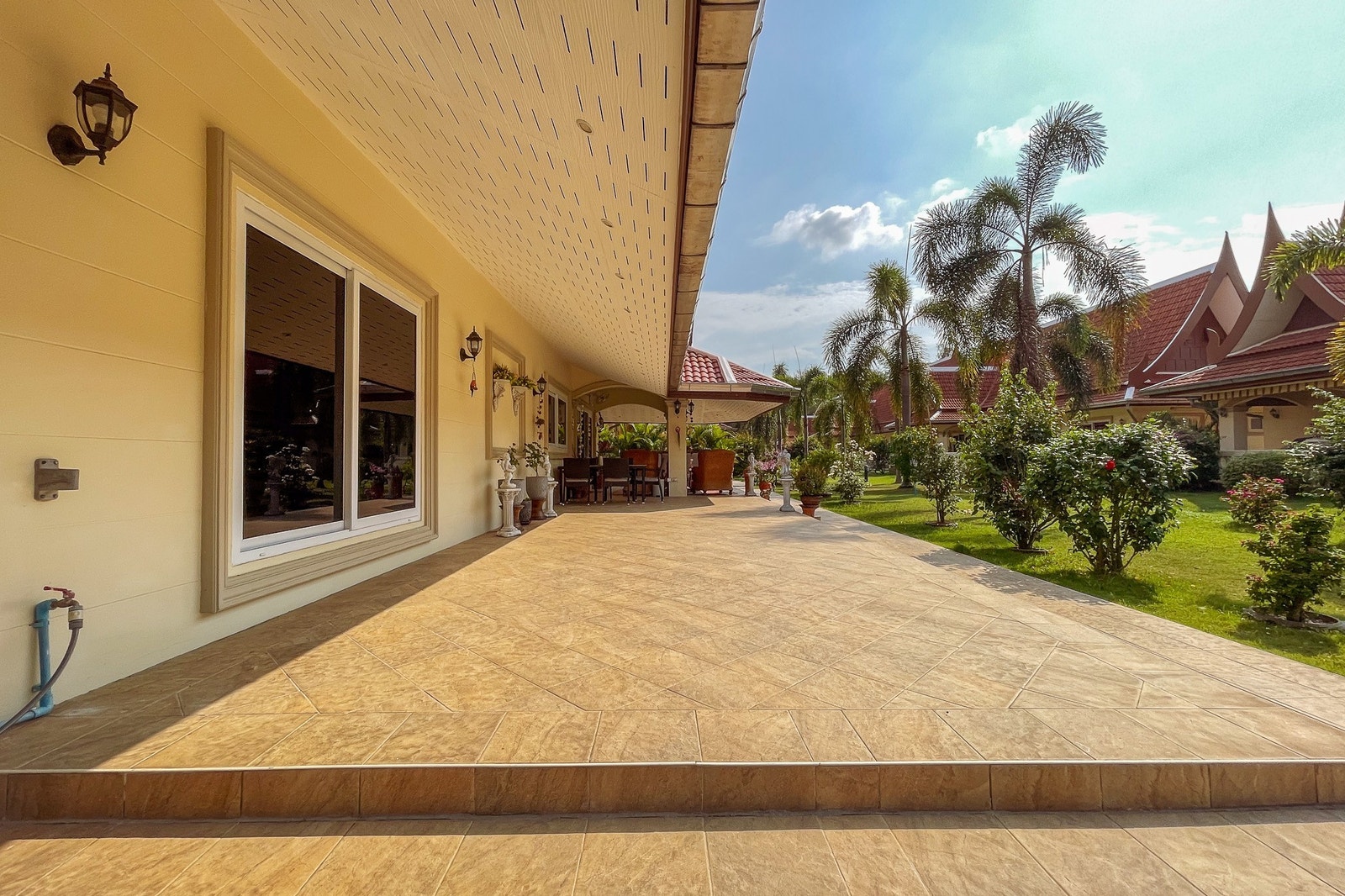 Fliselagt og ryddig rundt boligen Galleribilde