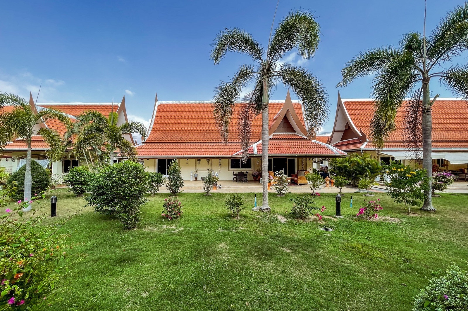 Villa sett fra hagen Galleribilde