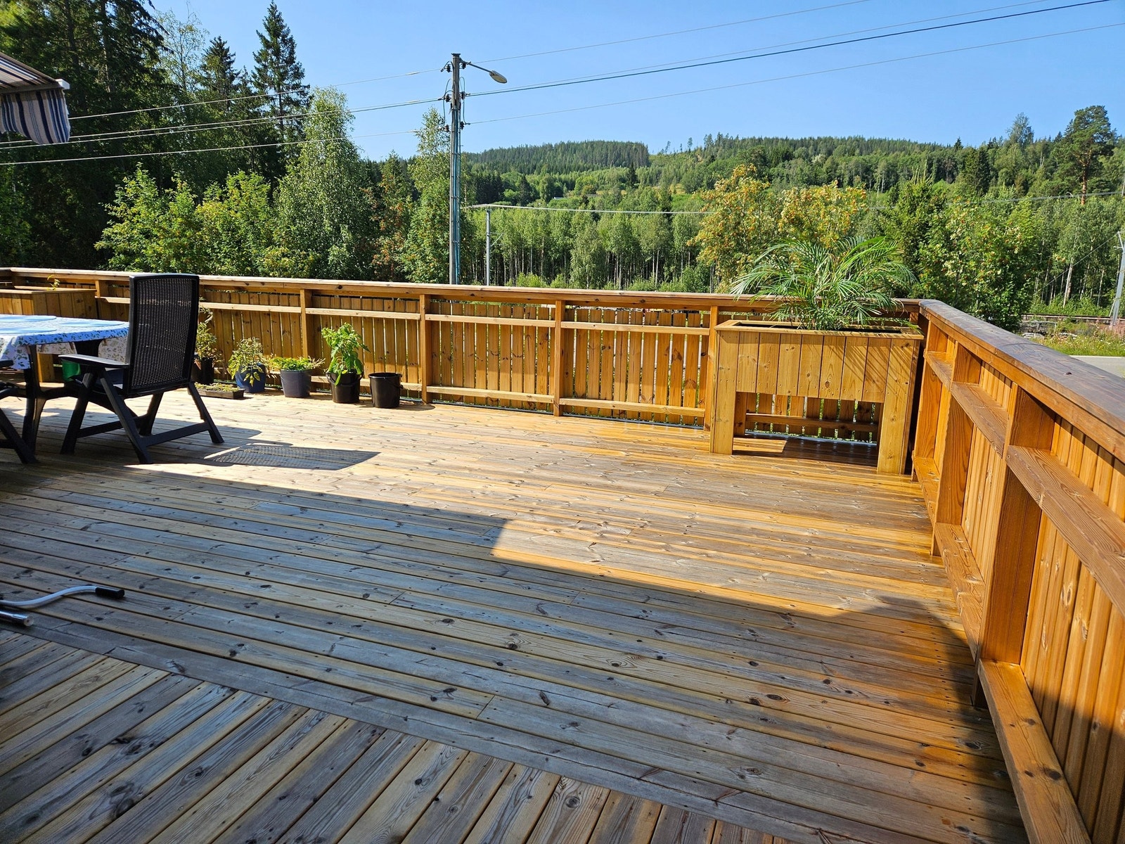 Ny stor terrasse med sol hele dagen! Perfekt for lange, late dager! Idyllisk beliggenhet med trapper ned til hagen! Galleribilde