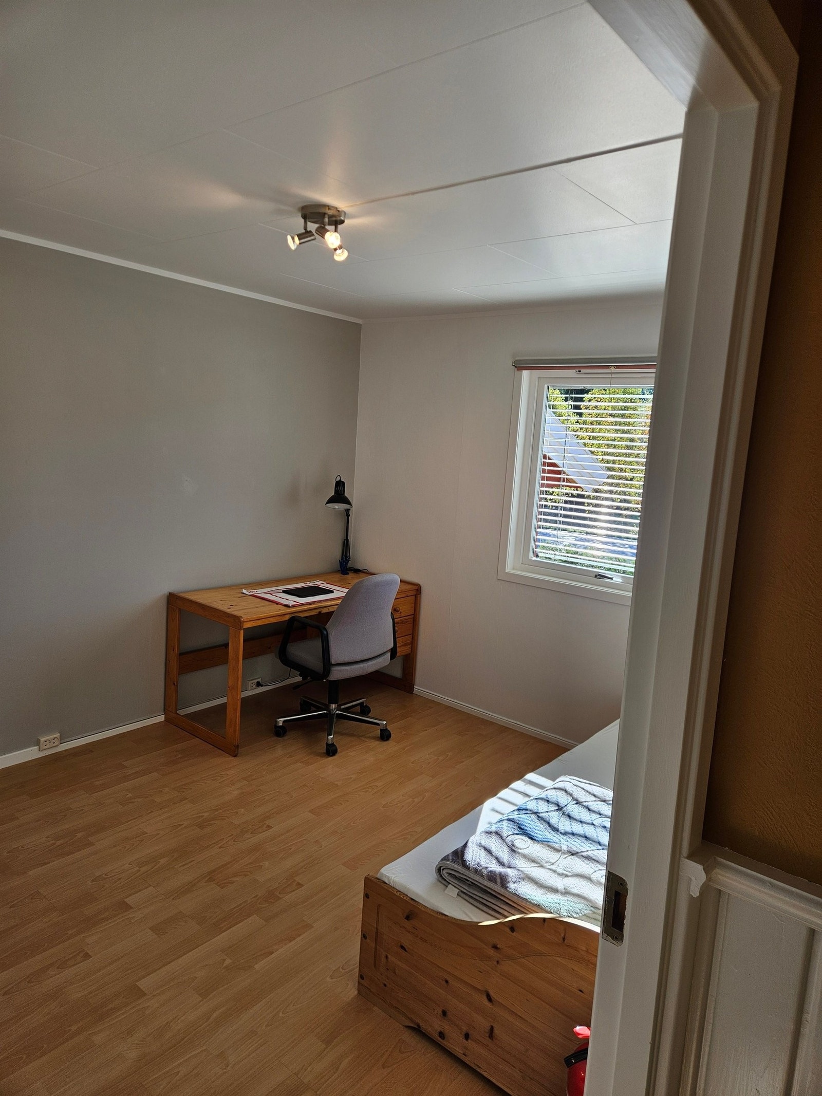 Soverom 2/kontor, nymalte flater, nytt garderobeskap. Utv persienne og innv rullegardin. Galleribilde