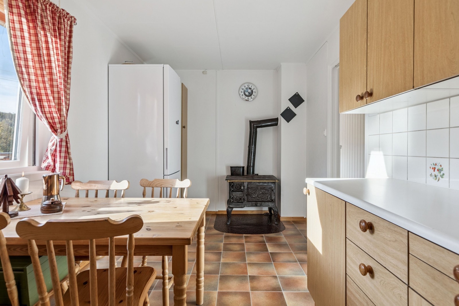 Koselig kjøkken med gammel god svartovn! Galleribilde