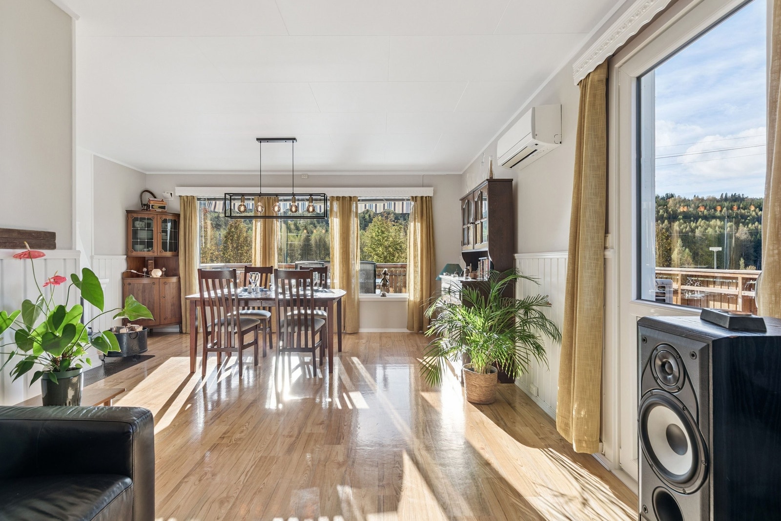 Er en romslig koselig stue!. Utgang til terrassen er til høyre på bildet! Galleribilde