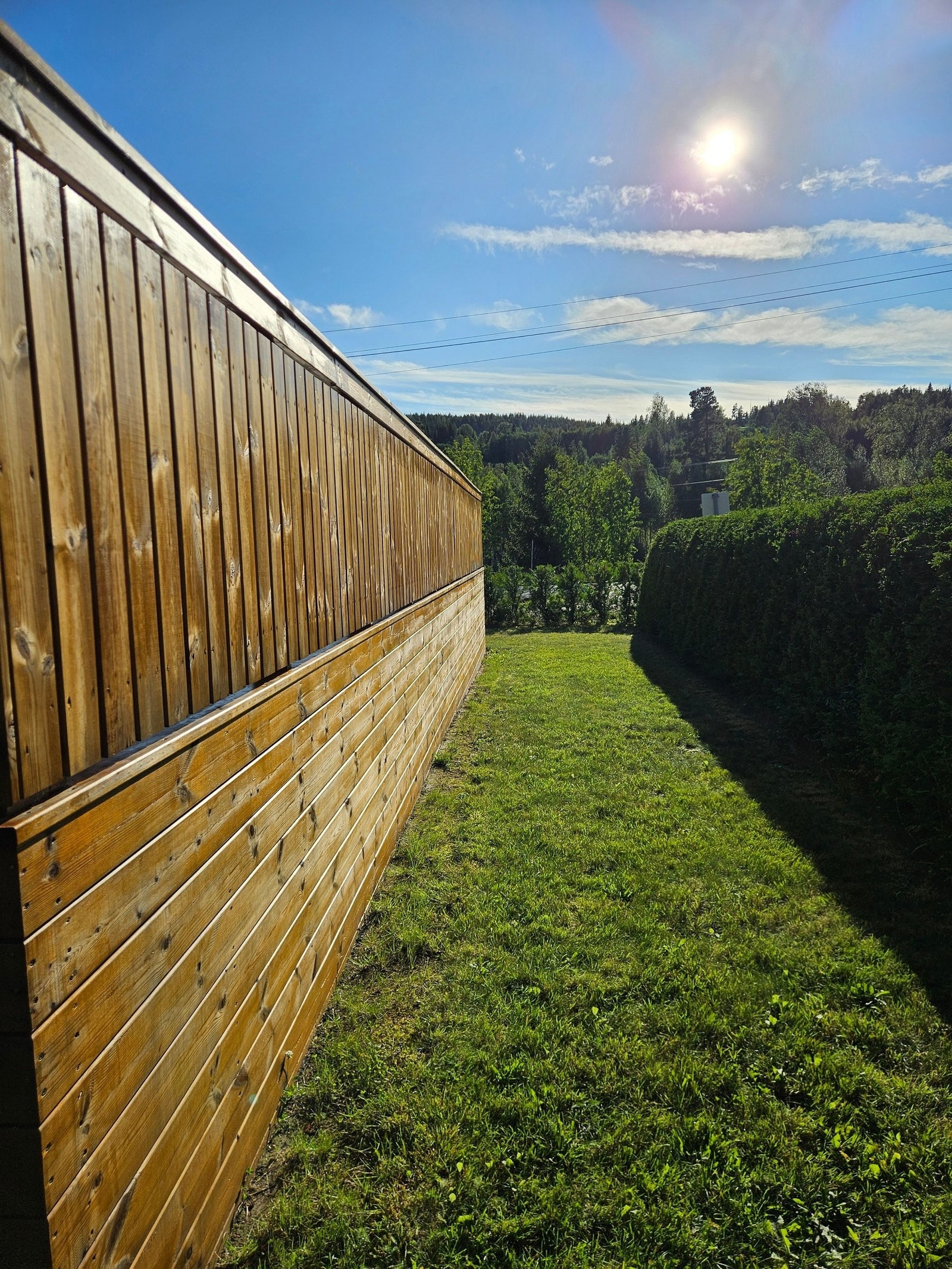 Nyoljet terrasse, nyklippet plen og nyklippet hekk! Galleribilde