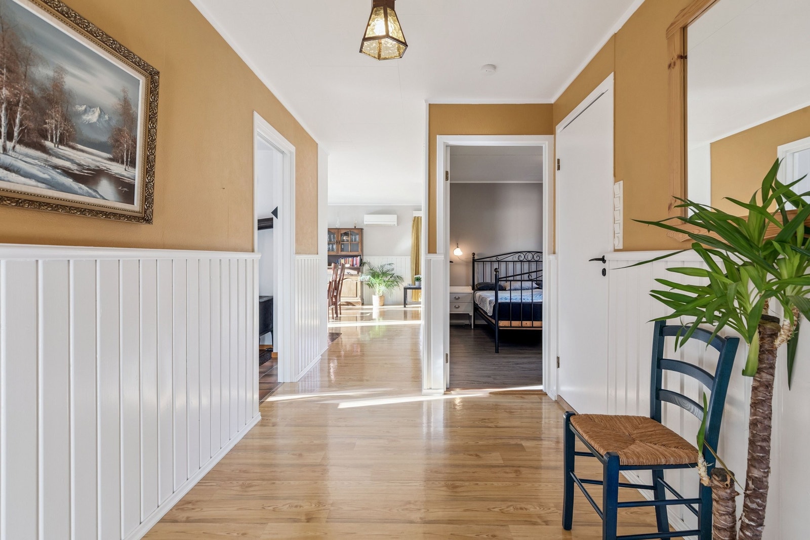 Gang/stue innerst med varmepumpe som er godt plassert slik at det gir en stabil varme i hele 1 etg. Galleribilde