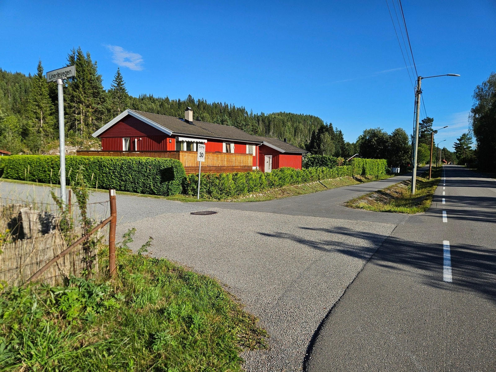 Huset sett fra innkjøringen fra Austmarkavegen Galleribilde
