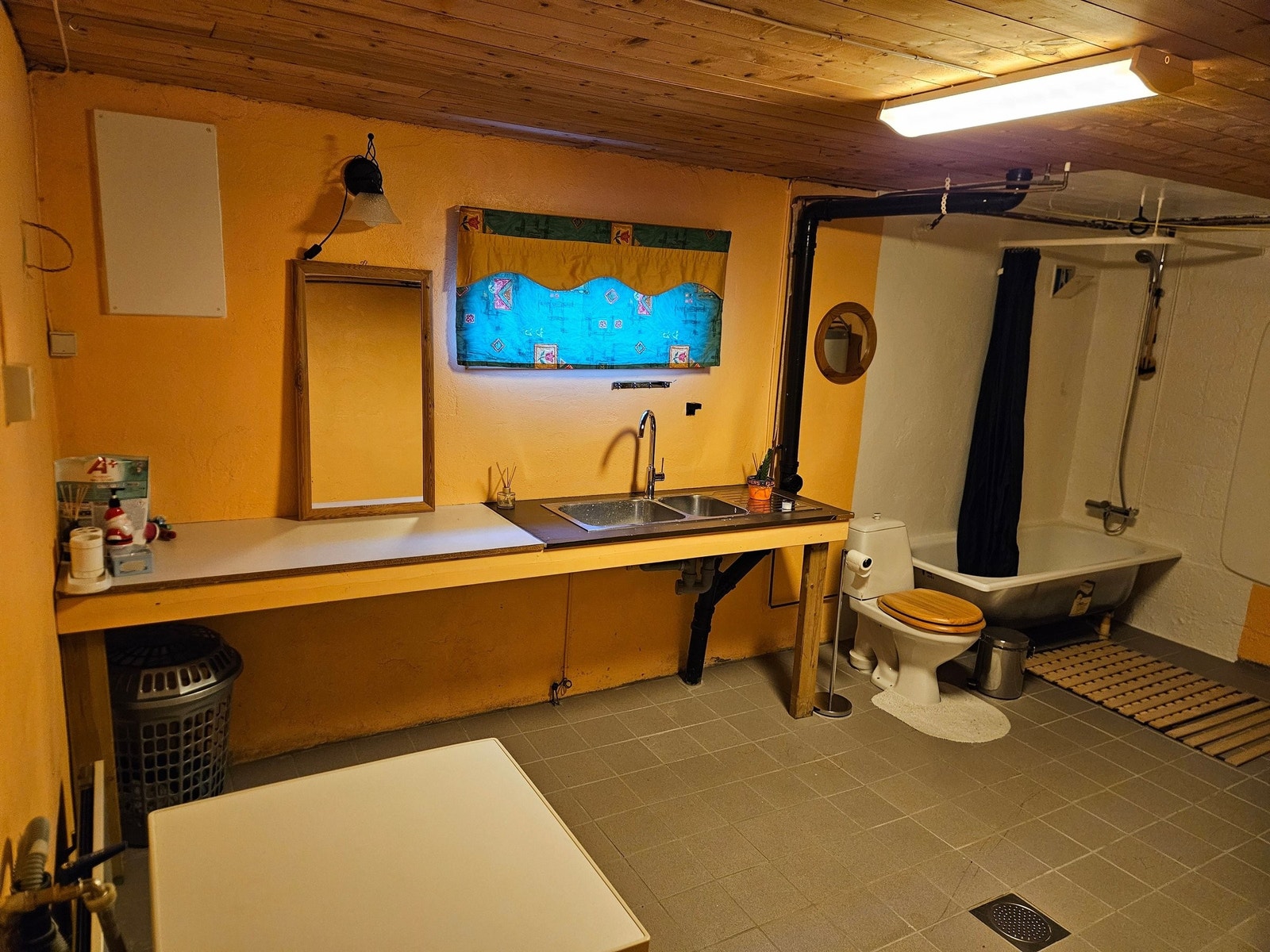 Vaskerom/ Bad. God plass til å brette/ tørke klær. Dusjsone med fastfuget badekar og våtromsmaling! Vask med nytt blandebatteri! Toalett! Galleribilde