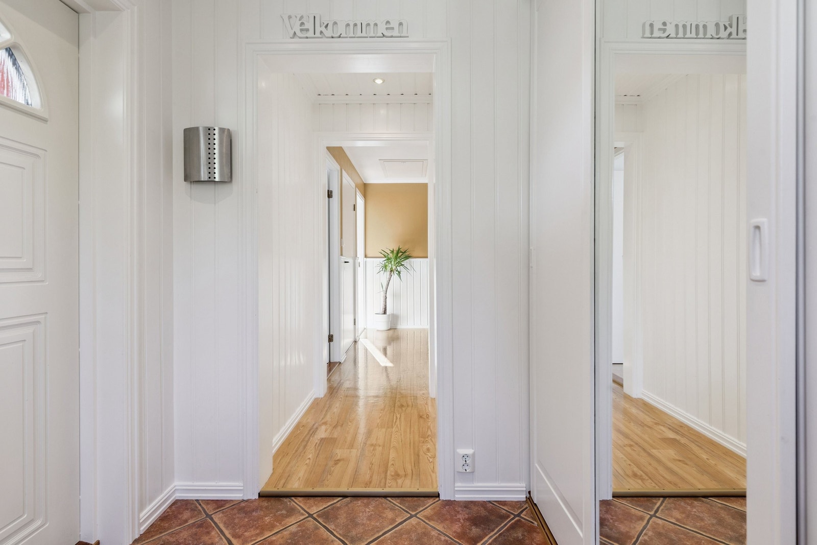 Velkommen inn i entré/gang! Hvitmalte panelvegger og tak med spotlamper! Galleribilde