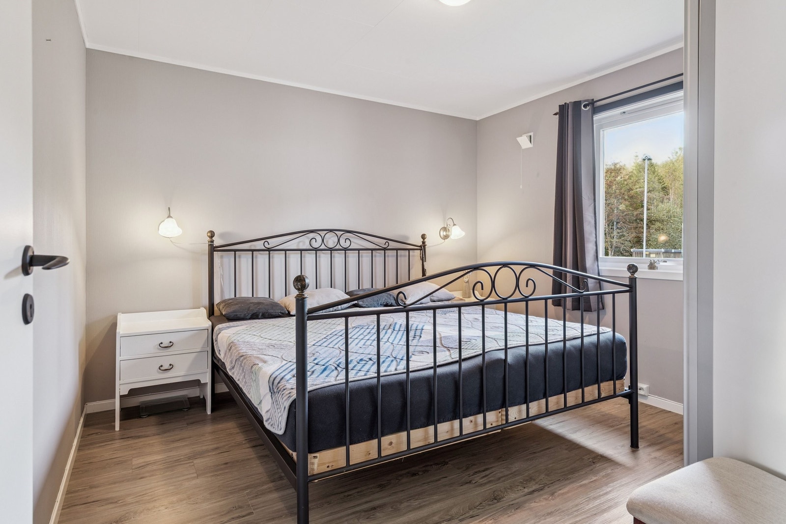 Soverom 3 god plass til dobbeltseng med garderobeskap! Rullegardin og gardin. Galleribilde