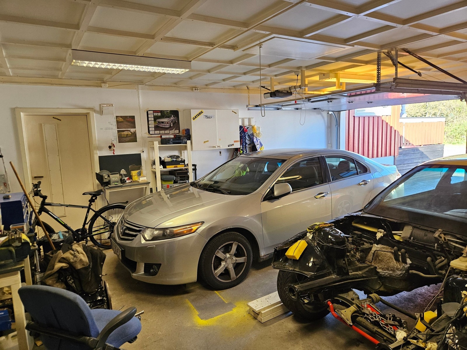 Garasjen er isolert! Er dør ut i hagen,er også loftetrapp og gulv på loft til oppbevaring! Galleribilde