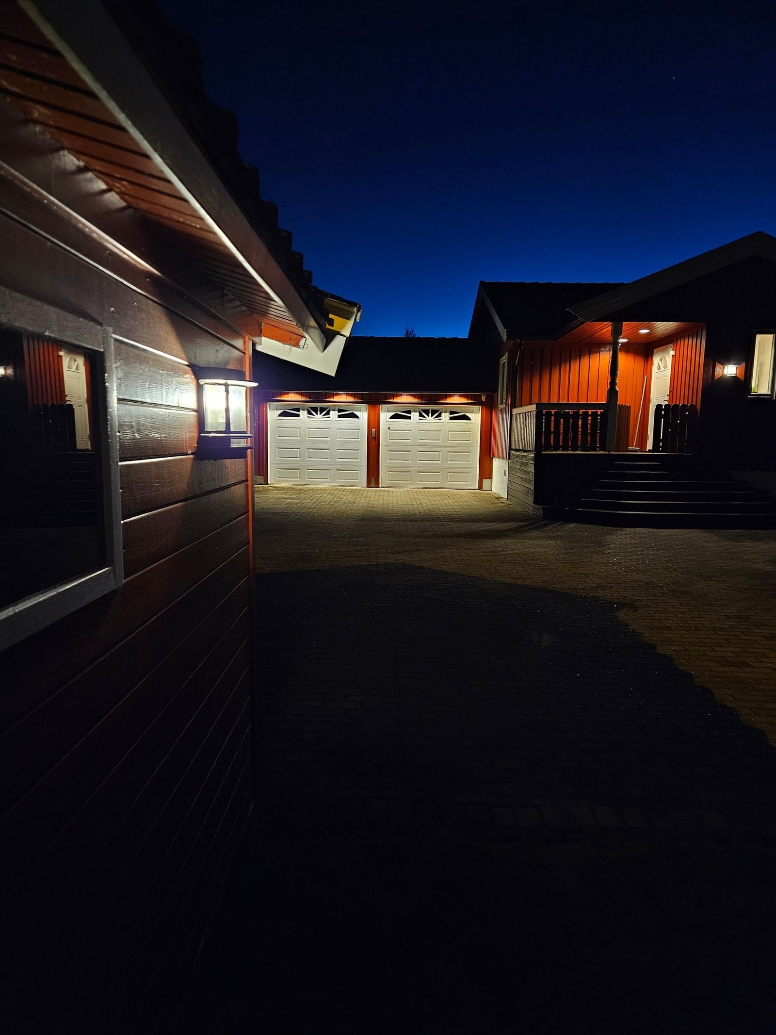 Har bra med utelamper som går på lyssensor! Også på den store hovedterrassen! Galleribilde