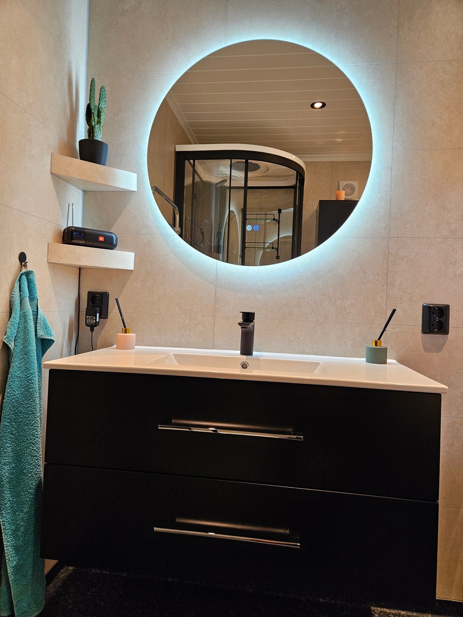 Nyoppusset Bad! Med ny baderomsinnredning med heldekkende servant! Rundt speil, praktiske plassbygde hjørnehyller! Galleribilde