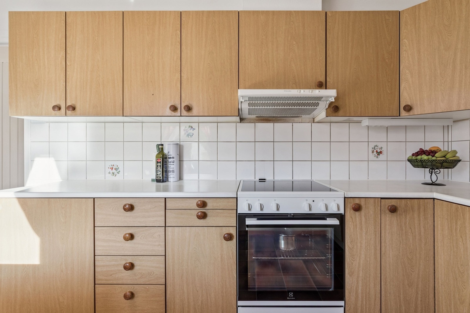 Kjøkkenet er praktisk og velfungerende! Nymalte vegger og tak!(nymalt bak komfyr og under kjøkkenventilator etter dette bildet ble tatt). Galleribilde