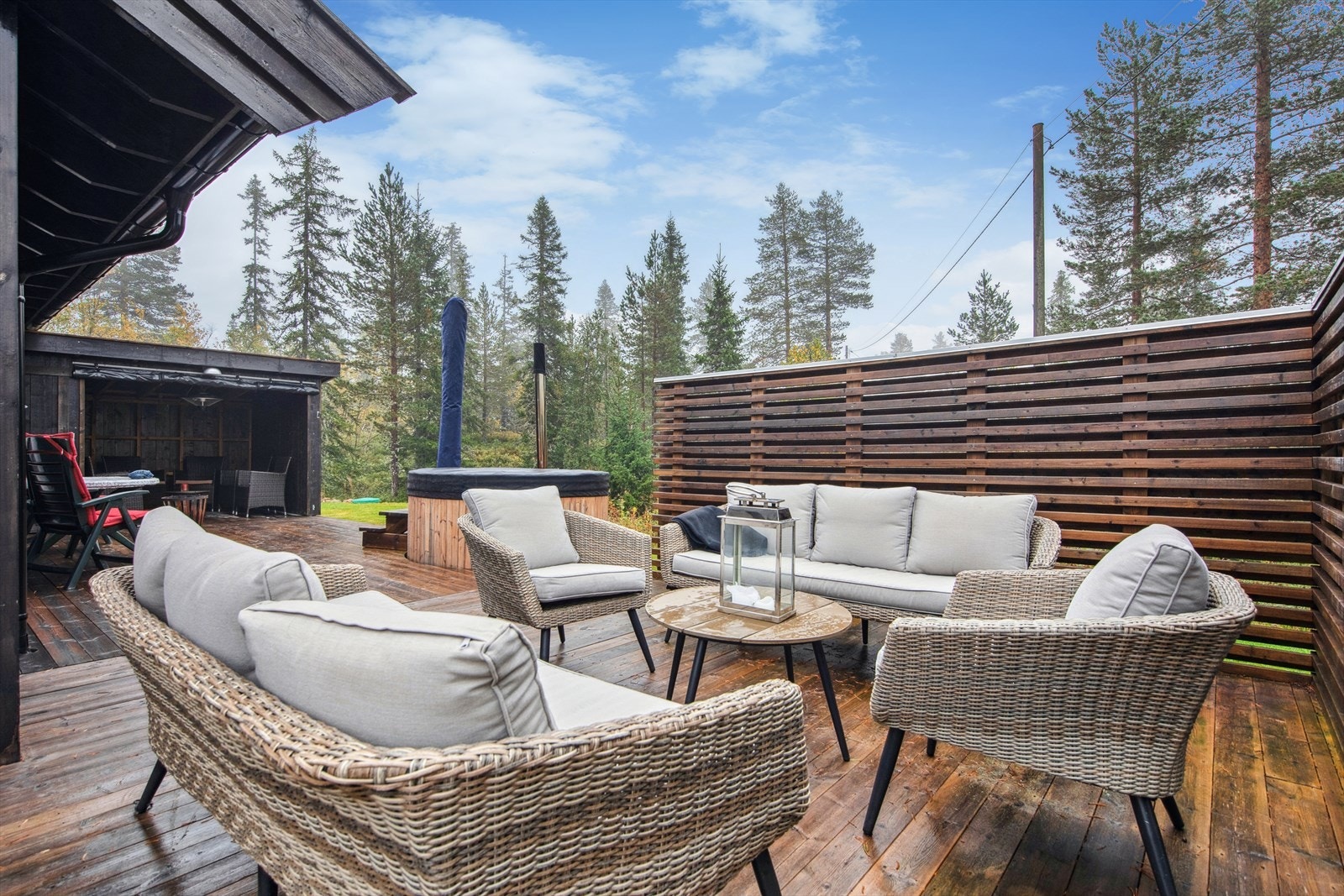 Det er fine uteplasser rundt hytta, også en gapahuk hvor du kan sitte på dager med dårlig vær. Galleribilde