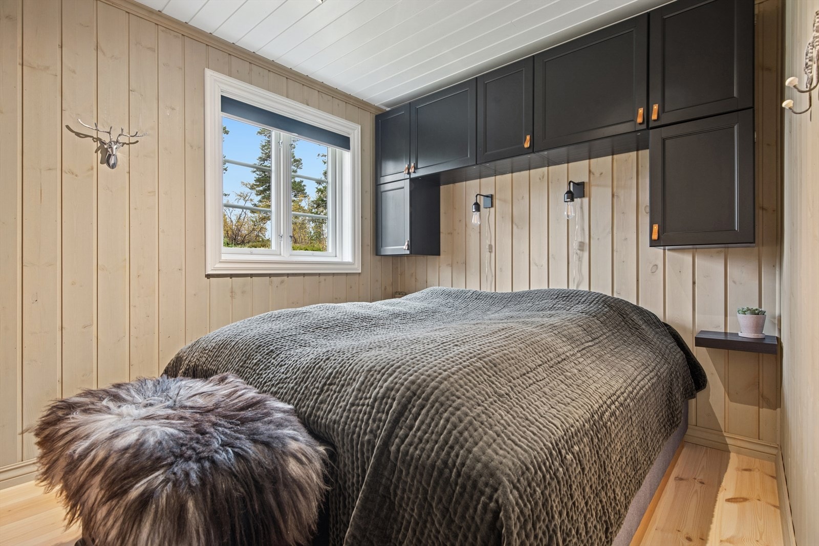Hytta har 4 gode soverom. Her med praktiske skap over sengen. Galleribilde