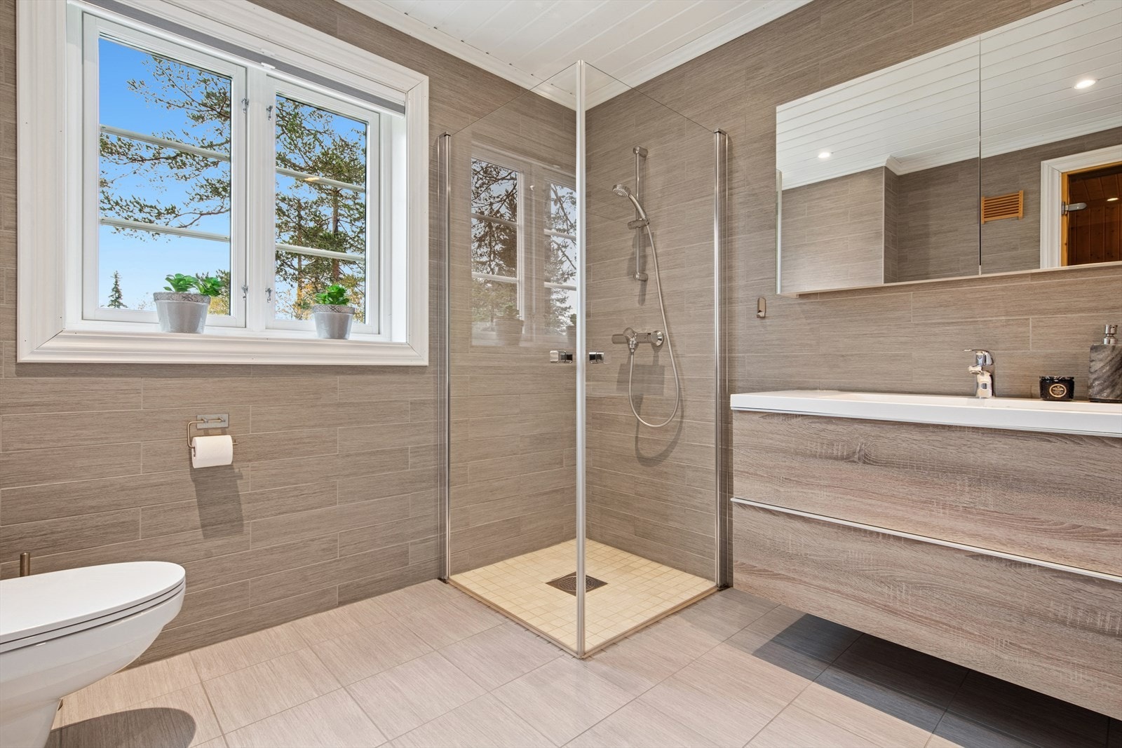 Delikat bad med fliser på gulv og vegg. Galleribilde