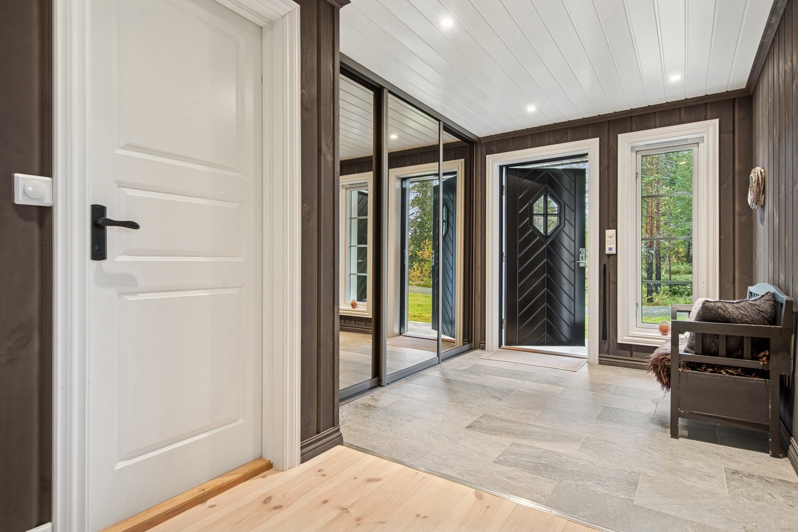 Romslig entre med garderobeskap. Galleribilde