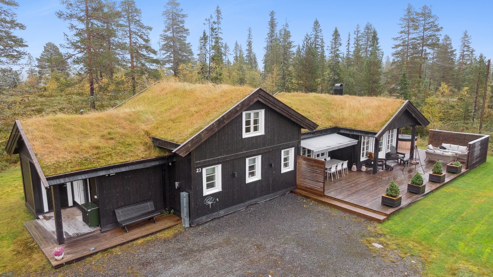 God plass til parkering ved hytta. Galleribilde